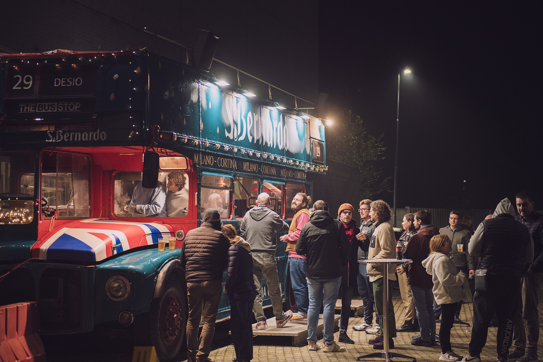 Autobus rosso trasformato in food truck con persone